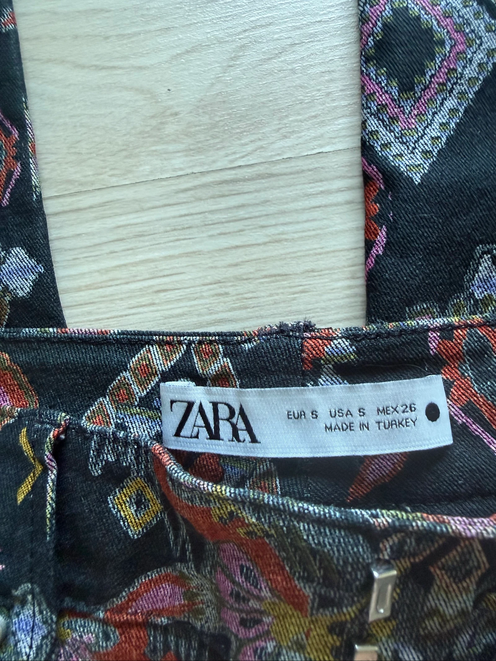 Calça slim preta e multicolorida com estampa Zara tamanho 36 S – photo 11